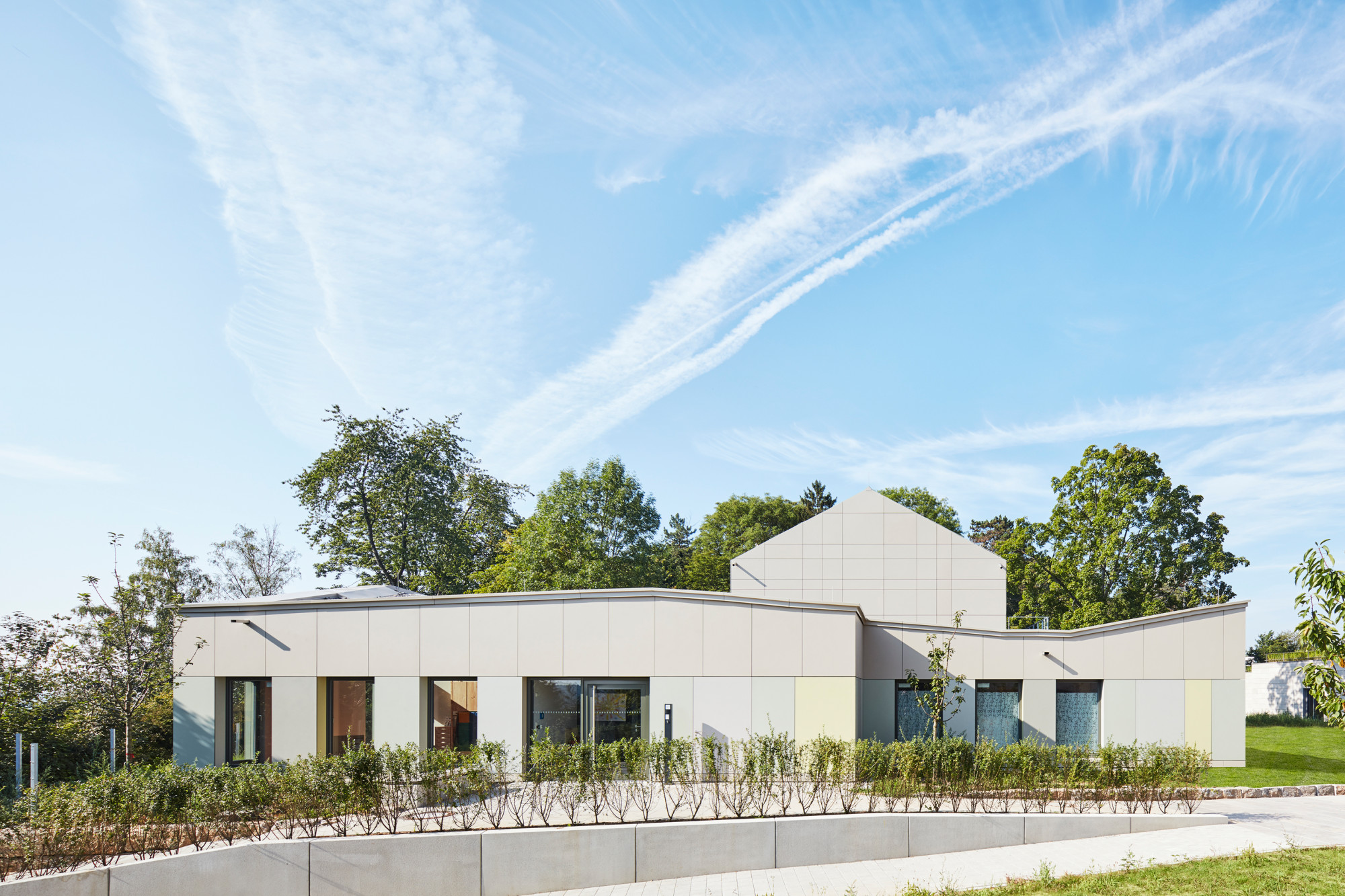 Als Kinderkrippe Planckton bietet der Bau mit anliegendem Garten nun Platz für 30 Kinder unter drei Jahren. Die Planung oblag dem Büro Architekten und Partner Dannien Roller. 