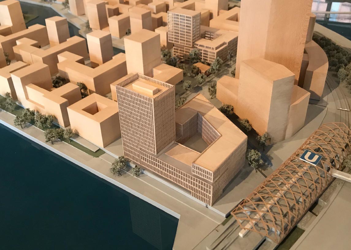 Modellfoto: Städtebaulich soll das Hochhaus mit am Blockrand ausgerichtetem Sockelbau über öffentliche und halböffentliche Zonen eingebunden werden.