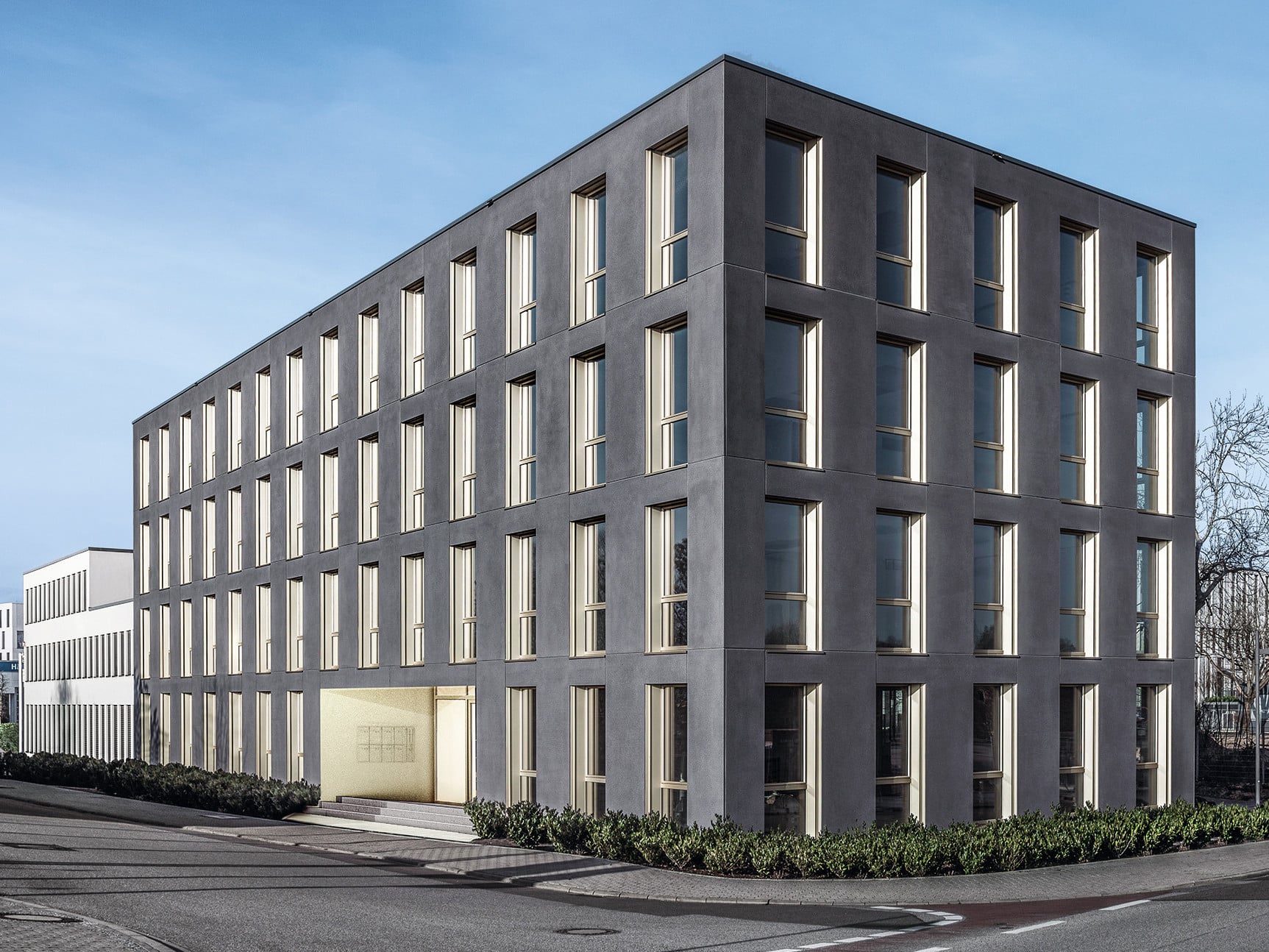 Besonders schlanke mehrschichtige, vorgefertigte Fassadenplatten aus Beton hat der Hersteller Dreßler Bau entwickelt.
