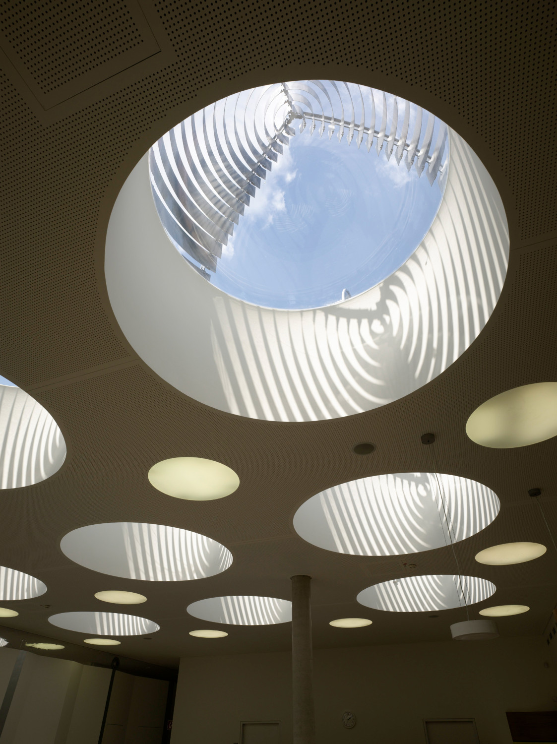 Die filigranen Sonnenschutzblenden der Oberlichter werfen bei seitlich einfallendem Sonnenlicht feine Schattenmuster auf den Boden
