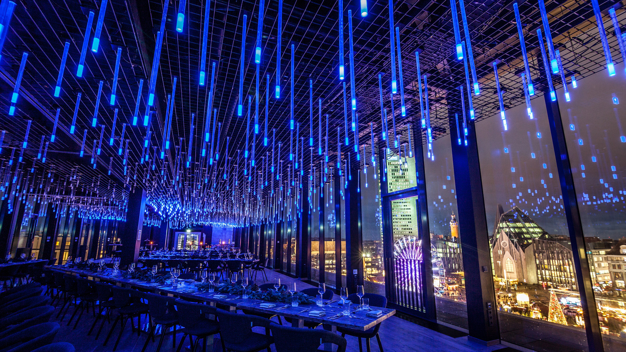 Hinter der transparenten Hülle in der obersten Etage gibt es einen großzügigen Gastronomie-, Veranstaltungs- und Tagungsbereich. Hier erstrahlt und erklingt die Installation Sky.