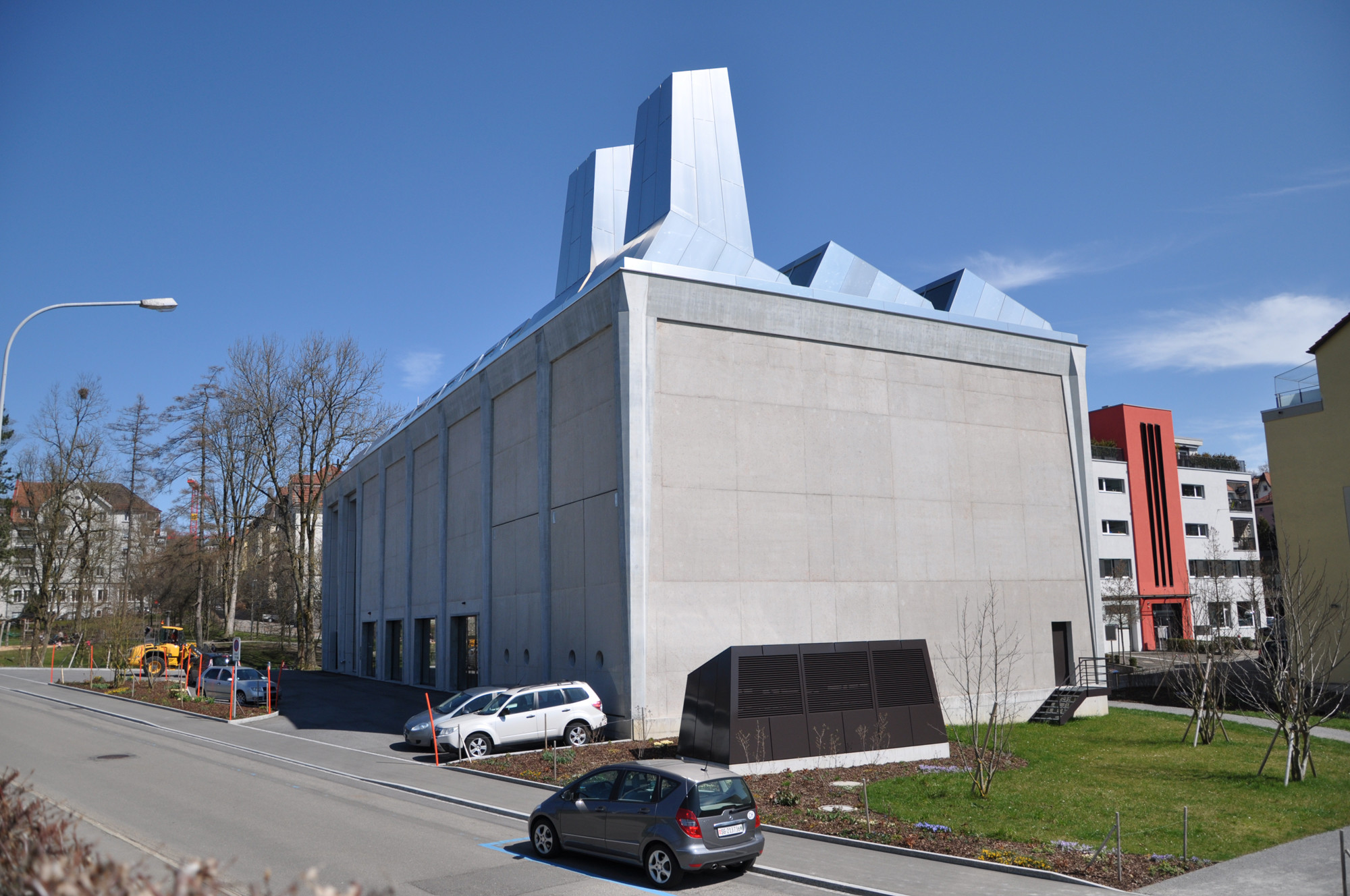 Das Tragwerk wurde mit Stahlbetonfertigteilen aus UHPC errichtet.