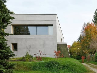 Auf einem steilen, schmalen Grundstück mit altem Baumbestand bietet das von ProjetCC entworfene Wohnhaus M bei Graz viel Platz für eine Familie.