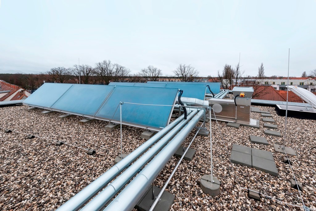 Die Wärme von 16 Solarthermie-Kollektoren wird mehrfach genutzt, was die Effizienz der Gesamtanlage deutlich verbessert.