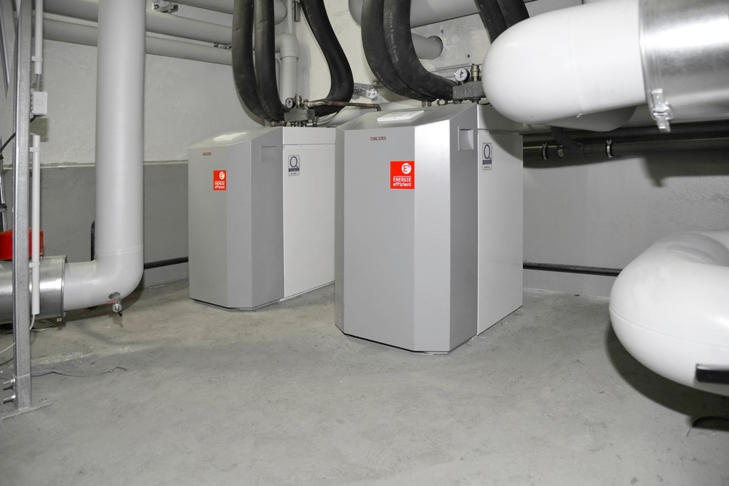 Zwei Sole-Wasser-Wärmepumpen WPF 07 Basic von Stiebel Eltron spielen eine wichtige Rolle im Energiekonzept. 