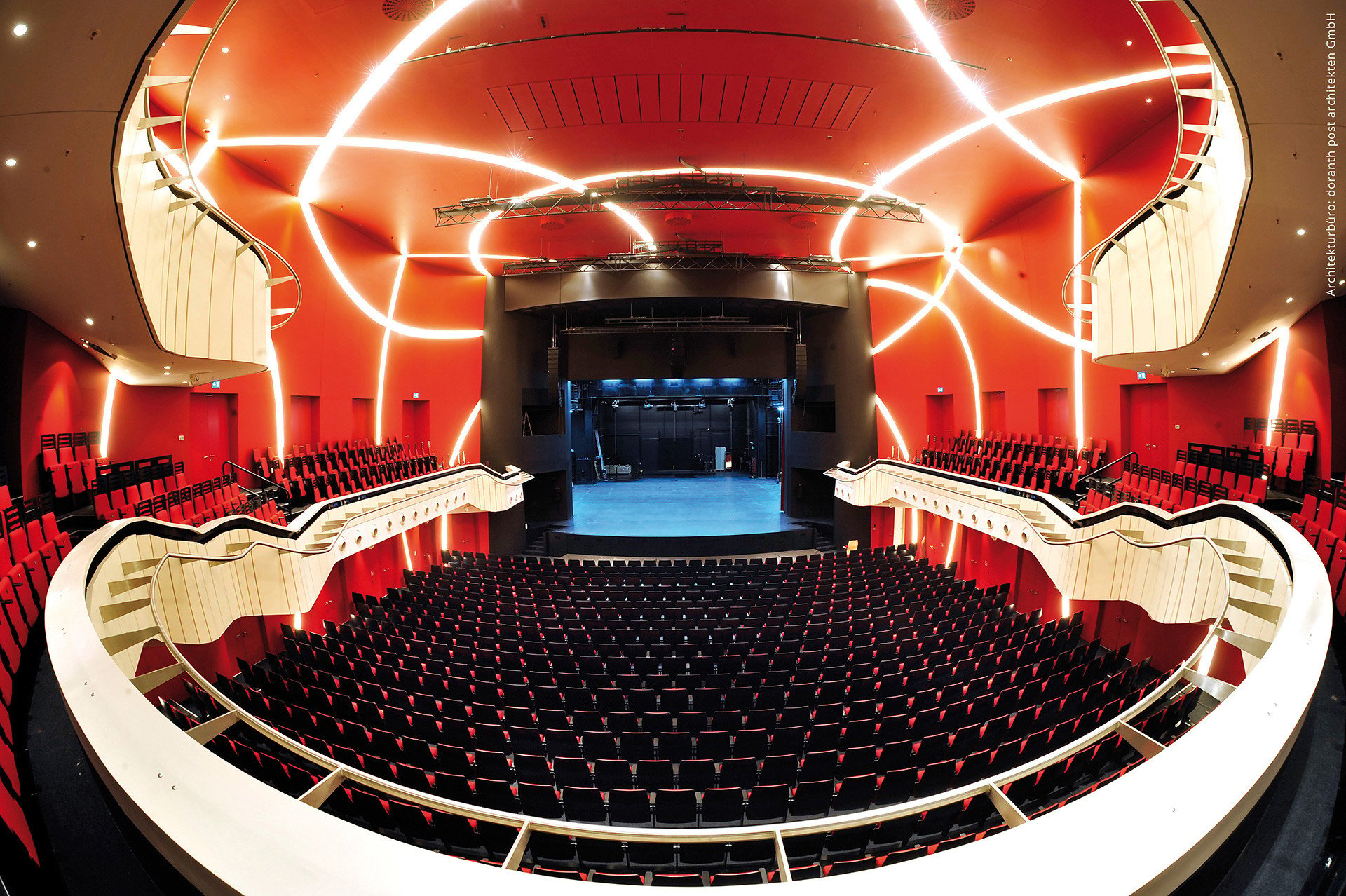 Im Deutschen Theater München wurden rote, schwer entflammbare Acoustic-Lightboard-Elemente verwendet.