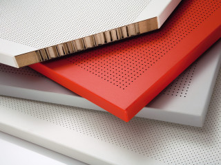 Bei der leichten Akustikplatte Acoustic-Lightboard absorbiert eine engmaschige Wabenstruktur aus recyceltem Zellstoff den Schall. Die mikroperforierte Oberfläche ist in verschiedenen Farben im Sortiment.