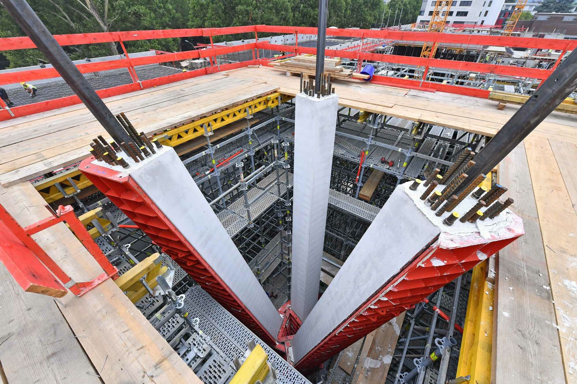 Drei filigrane Betonstreben formen jeweils eine der drei Foyerstützen. 