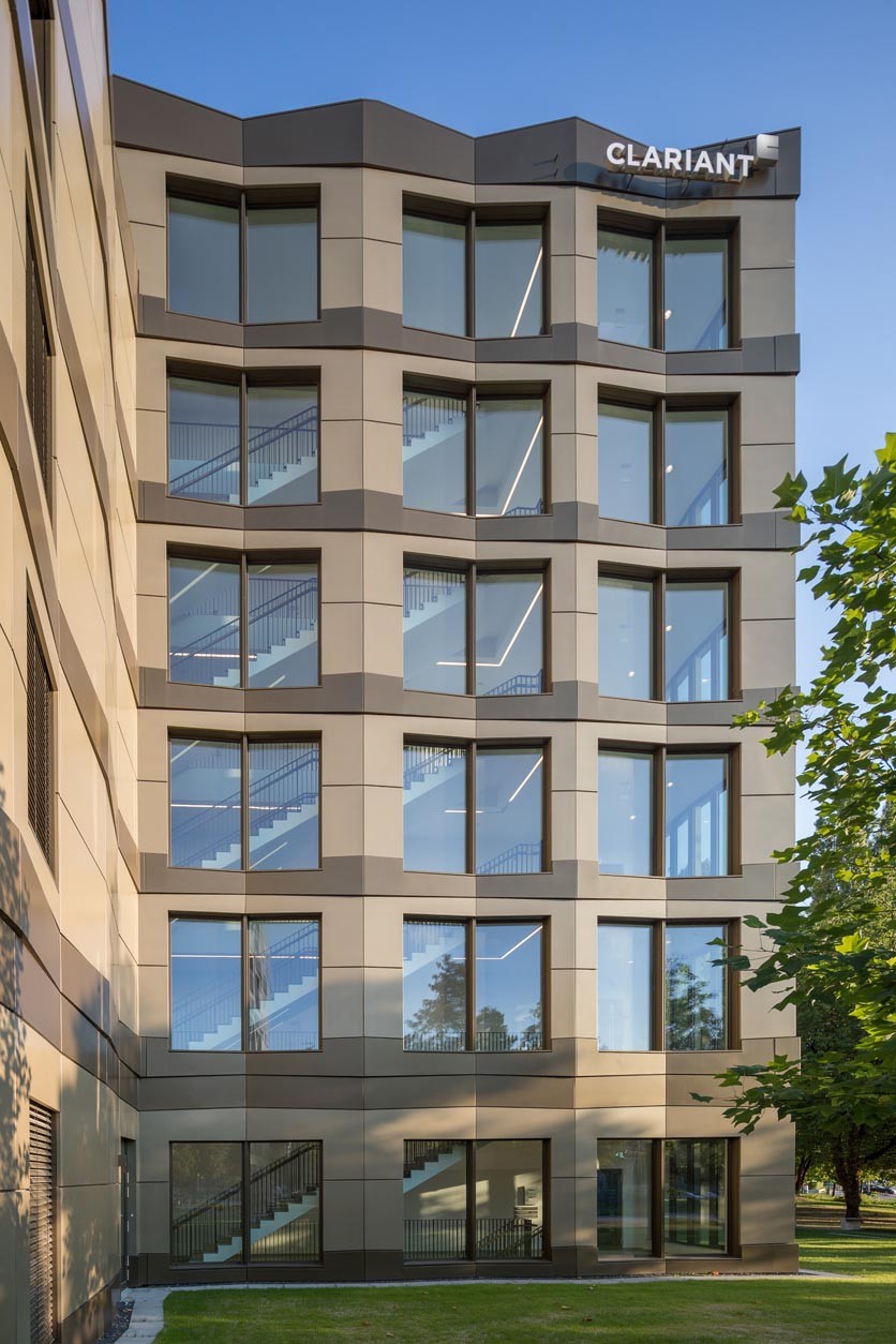 Die Vor- und Rücksprünge in der Fassade setzen Akzente und formen Struktur. 