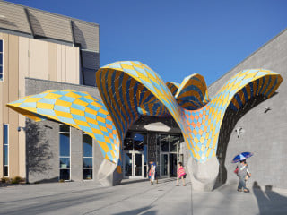 Marquise nennen die Planer von Marc Fornes / Theverymany ihr auffälliges Sonnendach am Eingang zu einem öffentlichen Schwimmbad in El Paso, Texas.