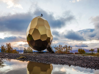 Die eiförmige, öffentliche Sauna Solar Egg wurde von den schwedischen Designern Mats Bigert und Lars Bergström entworfen.
