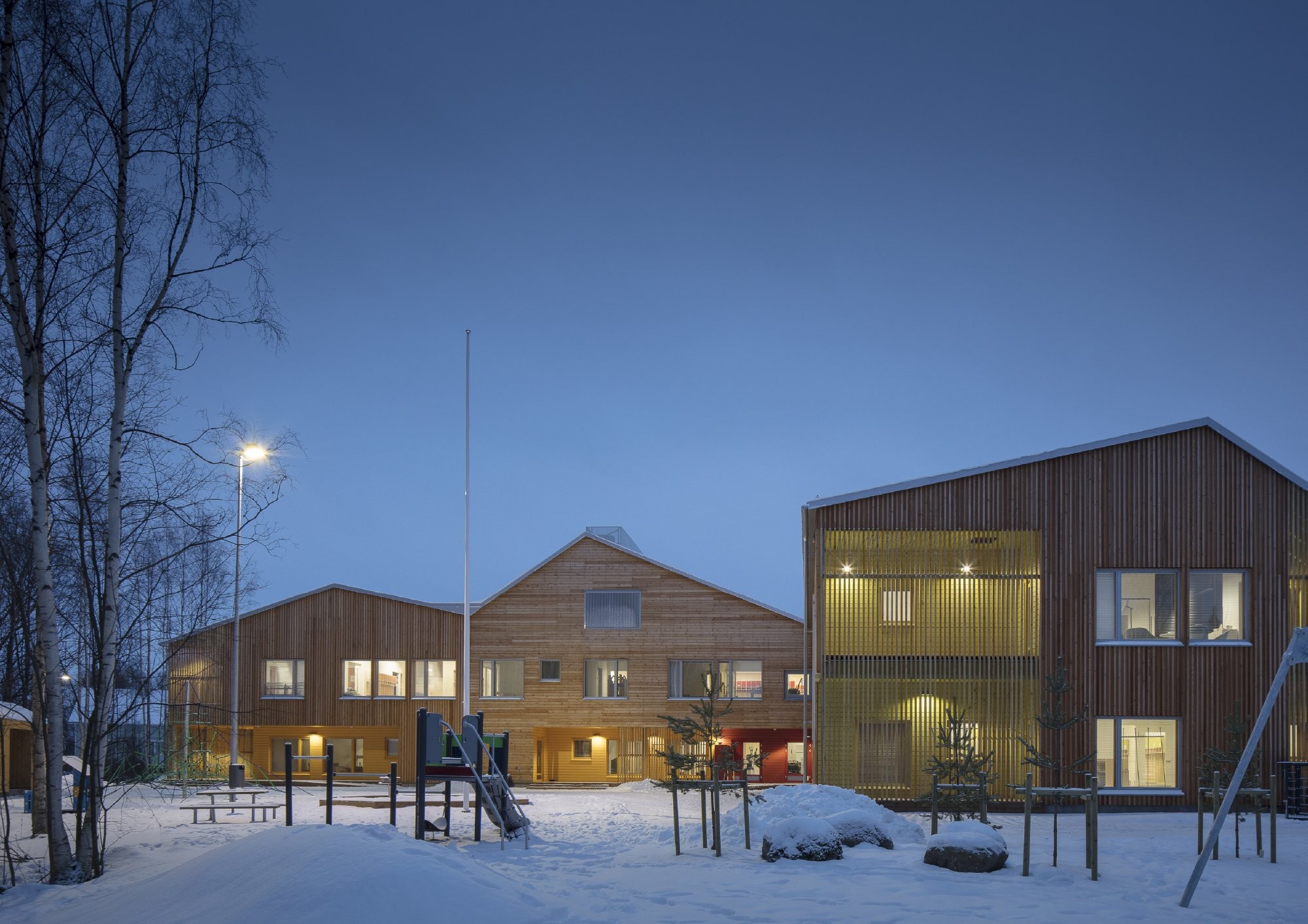 Das große Volumen verteilten die Architekten auf vier Baukörper, die im Zentrum miteinander verbundenen sind. Durch die Kleinteiligkeit entsteht die Wirkung einer gewachsenen Siedlung.
