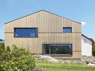 Das Heilbronner Weingut Albrecht-Kiessling mit Produktionsstätte, Wohnhaus und einem Flachbau wurde um ein Verkaufs- und Veranstaltungsgebäude erweitert.