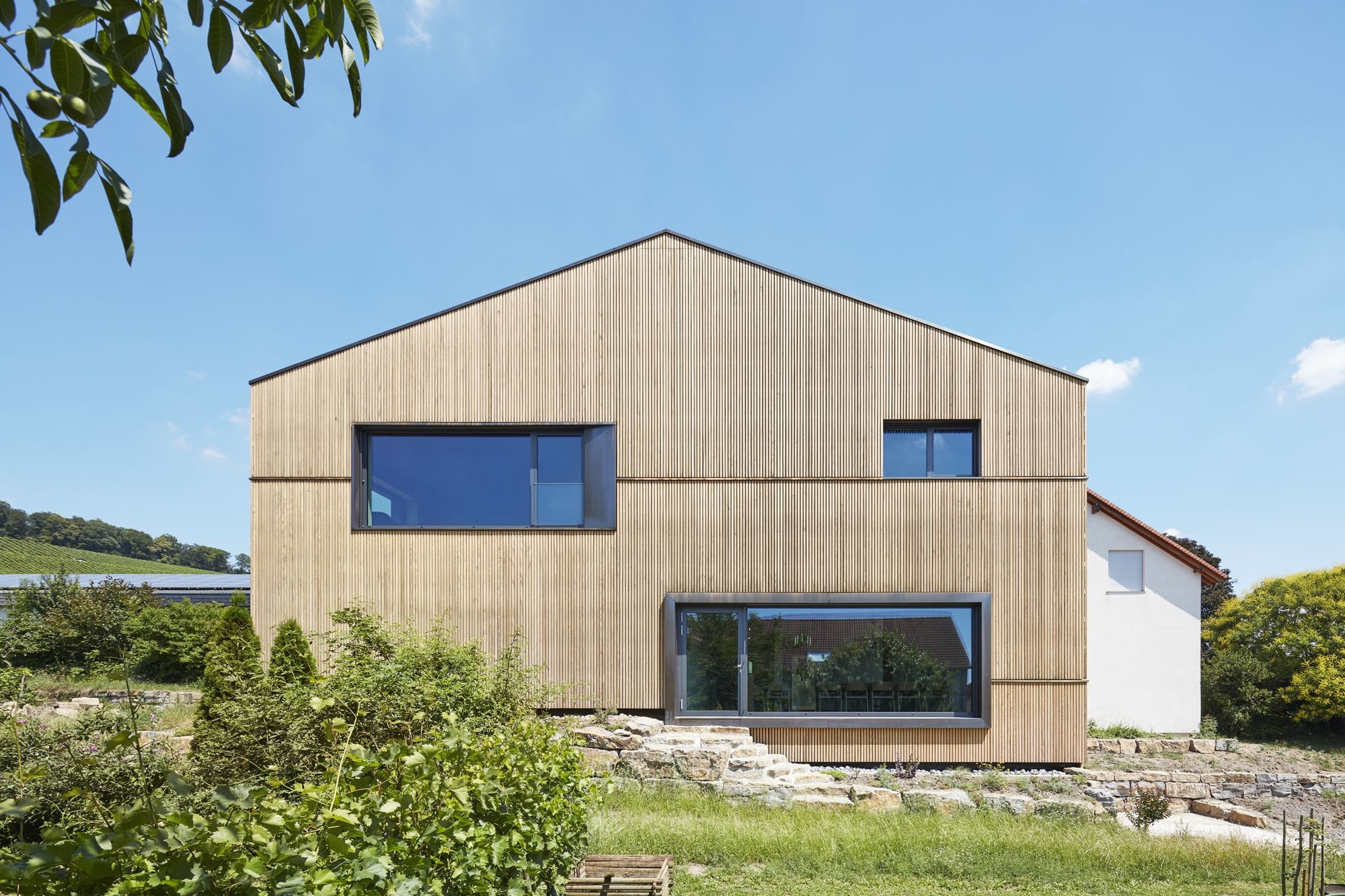 Der Neubau greift die Form und Ausrichtung des bestehenden Wohnhauses auf.