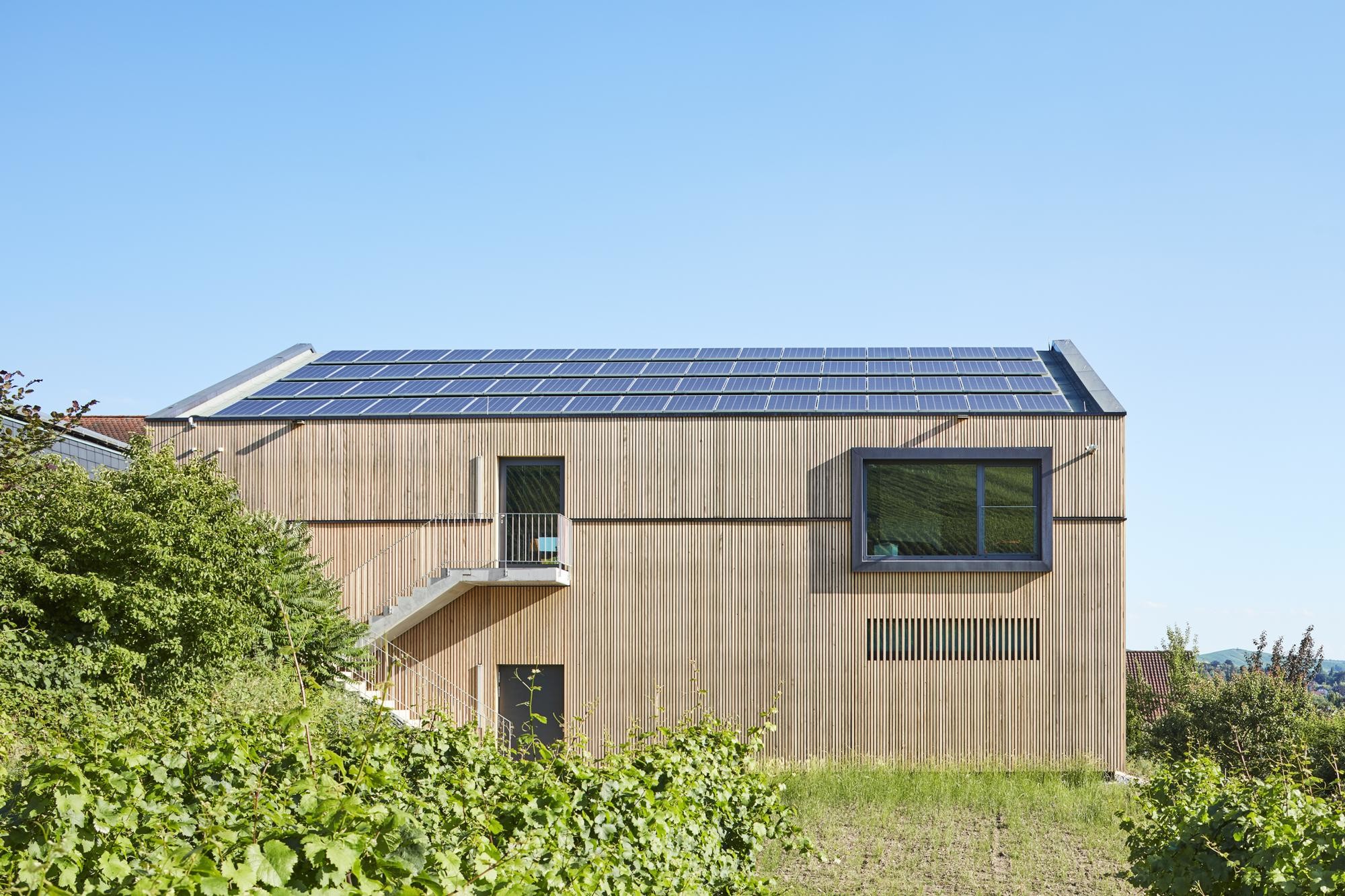 Müller Architekten entwarfen einen zweigeschossigen giebelständigen Baukörper, der rundum mit Holzlatten aus Weißtanne bekleidet ist.