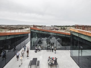 Aus allen vier Himmelsrichtungen führen Wege in den Eingangshof des Museum Tirpitz  in Blåvand.