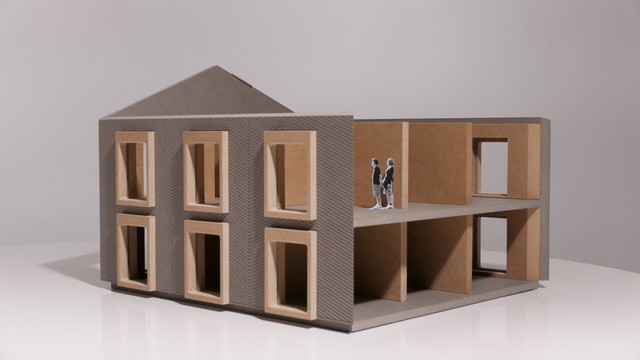 Während die tragenden Wände aus Lehmsteinen errichtet sind, bestehen die Decken aus Stahlbeton.