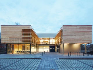Das Forstamt Jena-Holzland, geplant von Cornelsen und Seelinger Architekten, ist ein Musterbeispiel sowohl für die Verwendung des Baustoffs Holz als auch für einen nachhaltigen Energiehaushalt.
