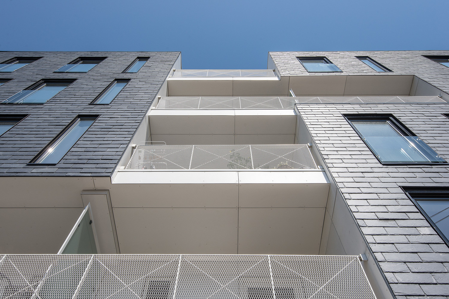 Die Architekten des ortsansässigen Büros KANT konzipierten das Gebäude wirtschaftlich und kompakt, gaben ihm jedoch eine von starken Kontrasten geprägte, abwechslungsreiche Schauseite.