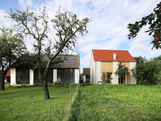 Einem alten Streckhof im österreichischen Weingraben, wurde durch die Erweiterung um einen modernen Neubau neues Leben eingehaucht.