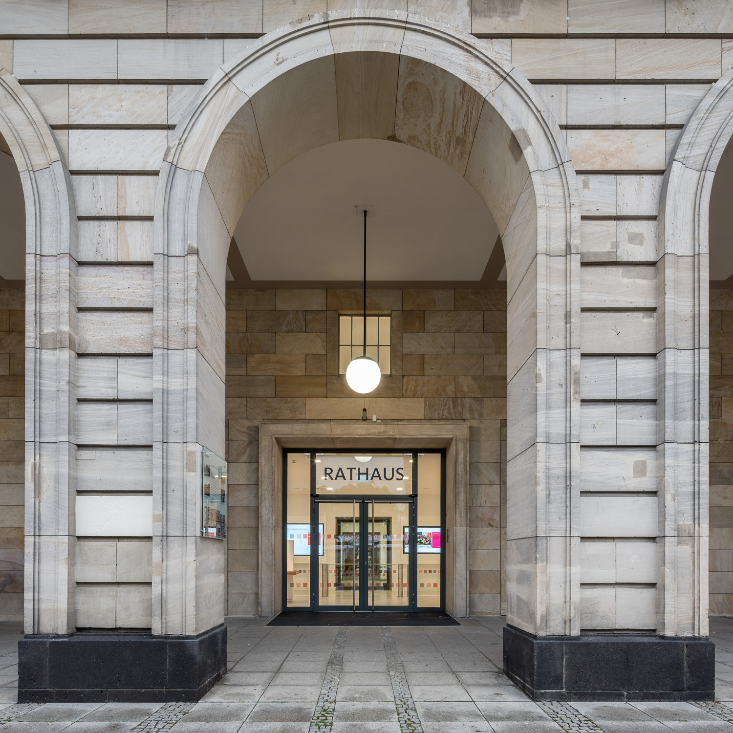 DIA Dittel Architekten erhielten den Auftrag. Das Foyer bildet den ersten fertiggestellten Bauabschnitt.