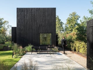 Wo früher Torf gestochen wurde, ruht heute auf einer künstlich angelegten Landzunge das Ferienhaus für eine Familie in Vinkeveen. Es wurde geplant von i29 Interior Architects und Chris Collaris Architects. 