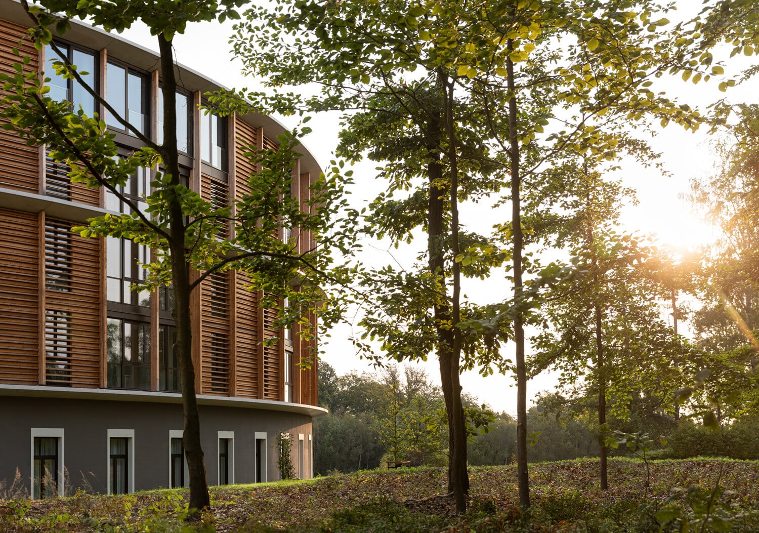 Der zylindrische Neubau schließt den Komplex nach Osten ab.