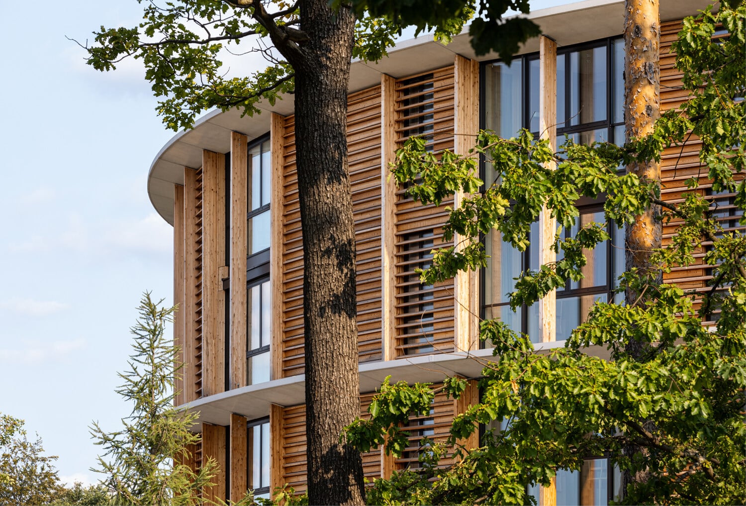 Bereits die hölzerne Fassade lässt erkennen, dass das Gebäude nur wenig mit den üblichen kommunalen Gesundheitsbauten zu tun hat.