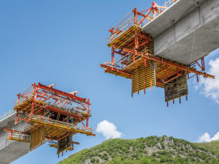 Vier Freivorbaugeräte halfen dabei, die Brücke zwischen den Städten Kičevo und Podvis in 64 Betonierabschnitten fertigzustellen.