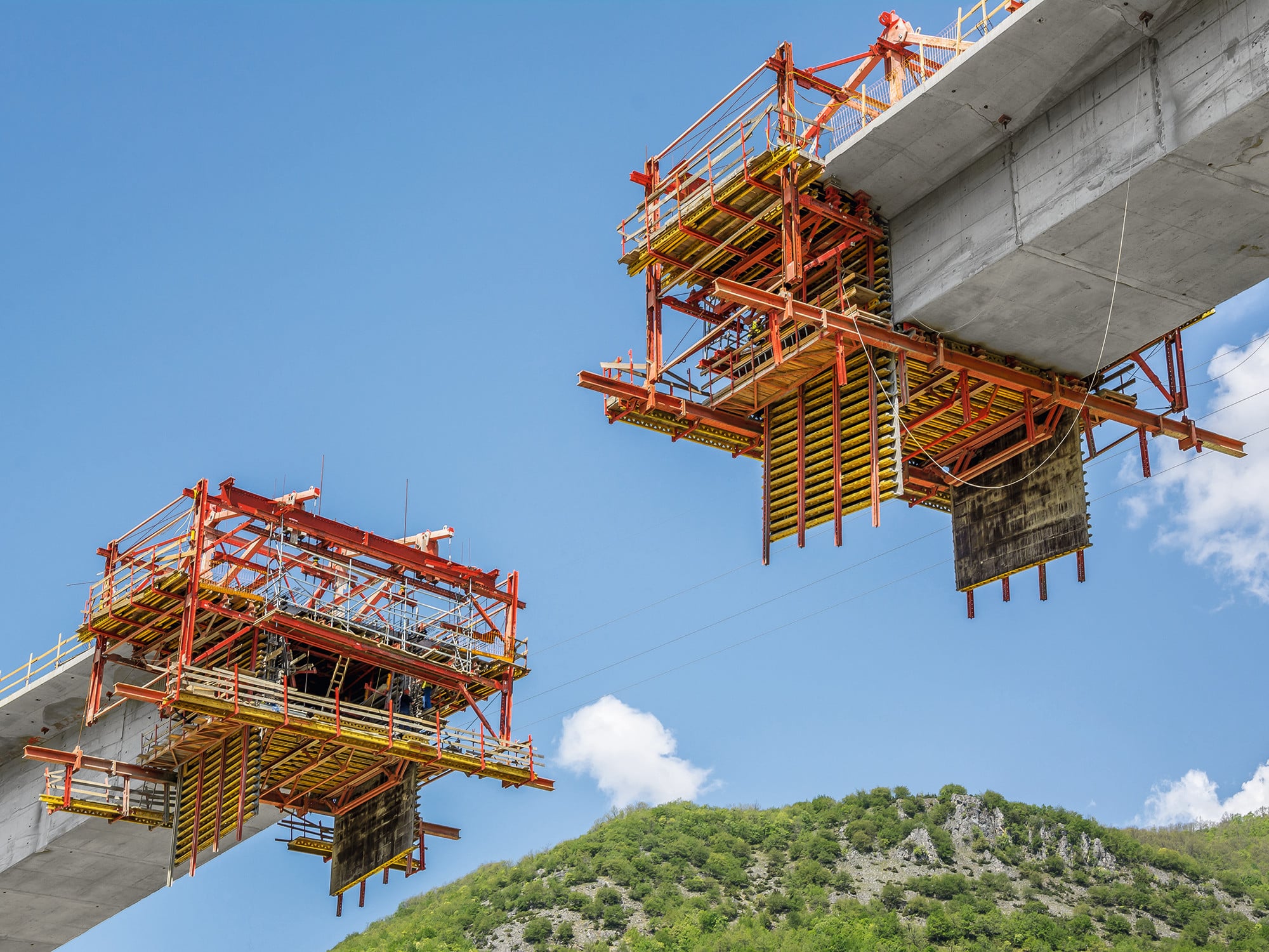 Vier Freivorbaugeräte halfen dabei, die Brücke zwischen den Städten Kičevo und Podvis in 64 Betonierabschnitten fertigzustellen.