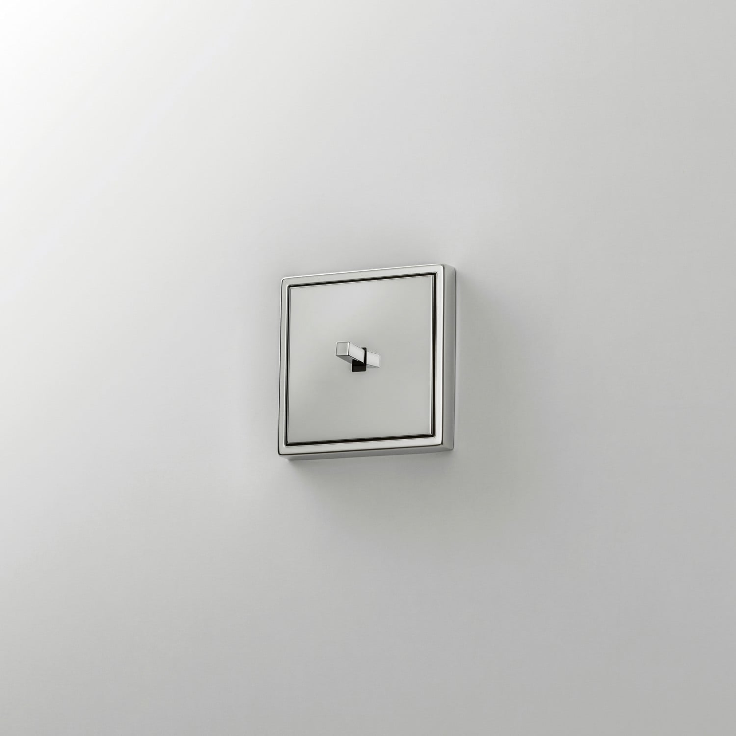 Die Hebel sind in den drei geometrischen Formen Zylinder, Kegel und Kubus (im Bild) erhältlich und auf die Materialität der Rahmen mit ihren verschiedenen Metallvarianten abgestimmt.