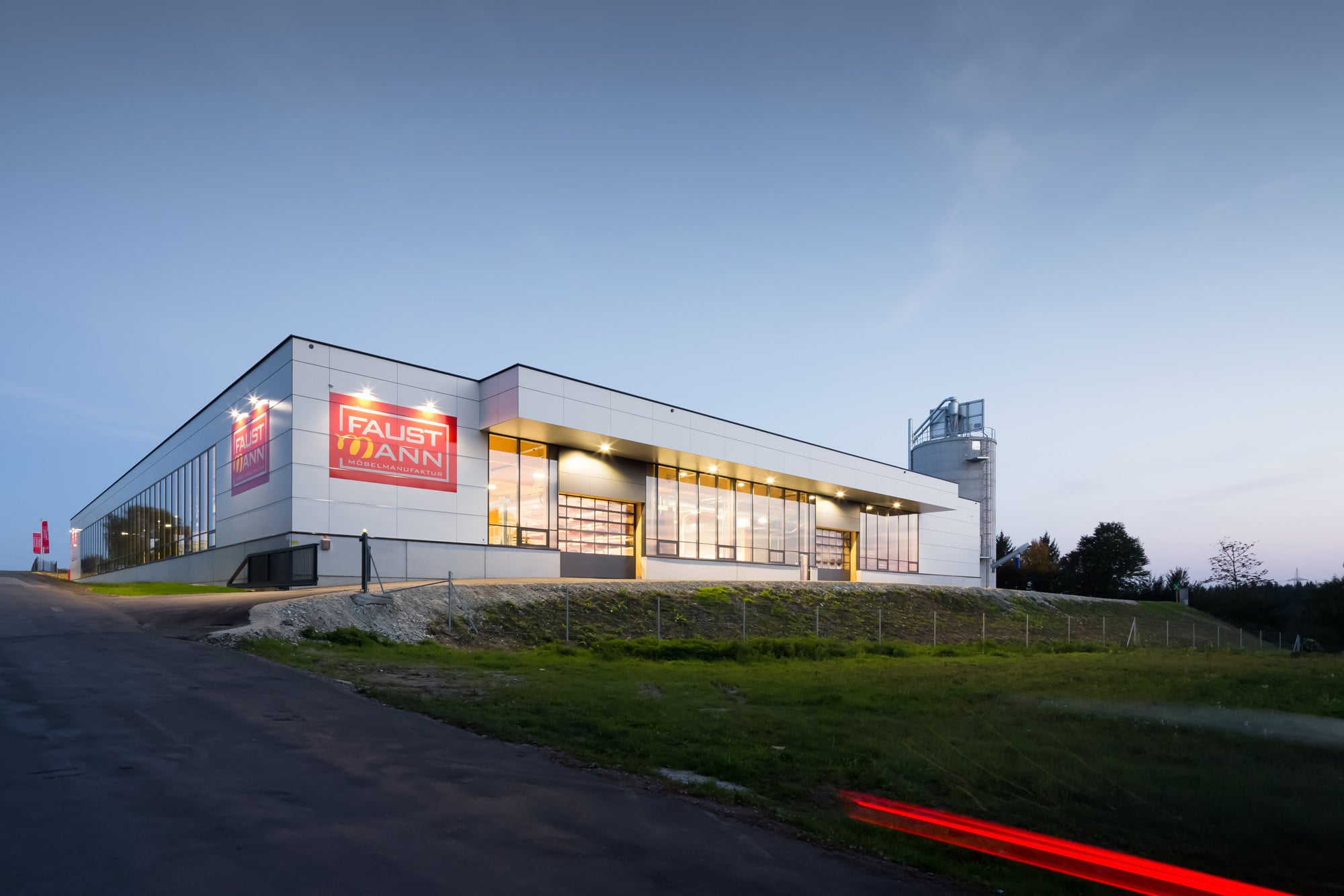 Die neue Produktionsstätte der Tischlerei ist eine reine Holzkonstruktion und bietet auf 8.591 m² Geschossfläche 120 Mitarbeitern Platz.