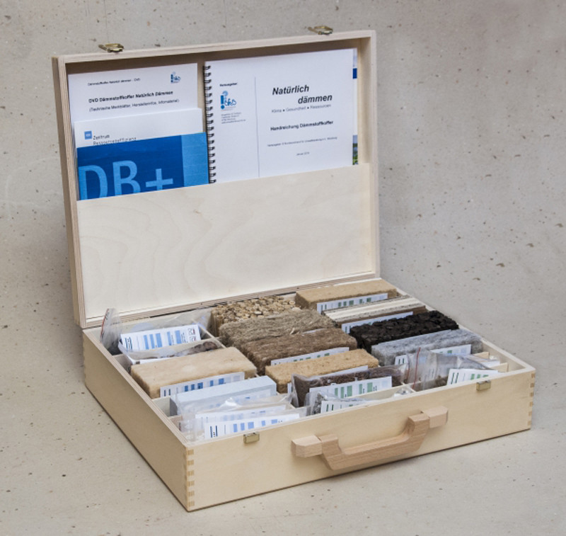 Enthalten sind sechs mineralische Dämmstoffe und zwölf Dämmstoffe aus nachwachsenden Rohstoffen sowie eine Broschüre vom FNR.