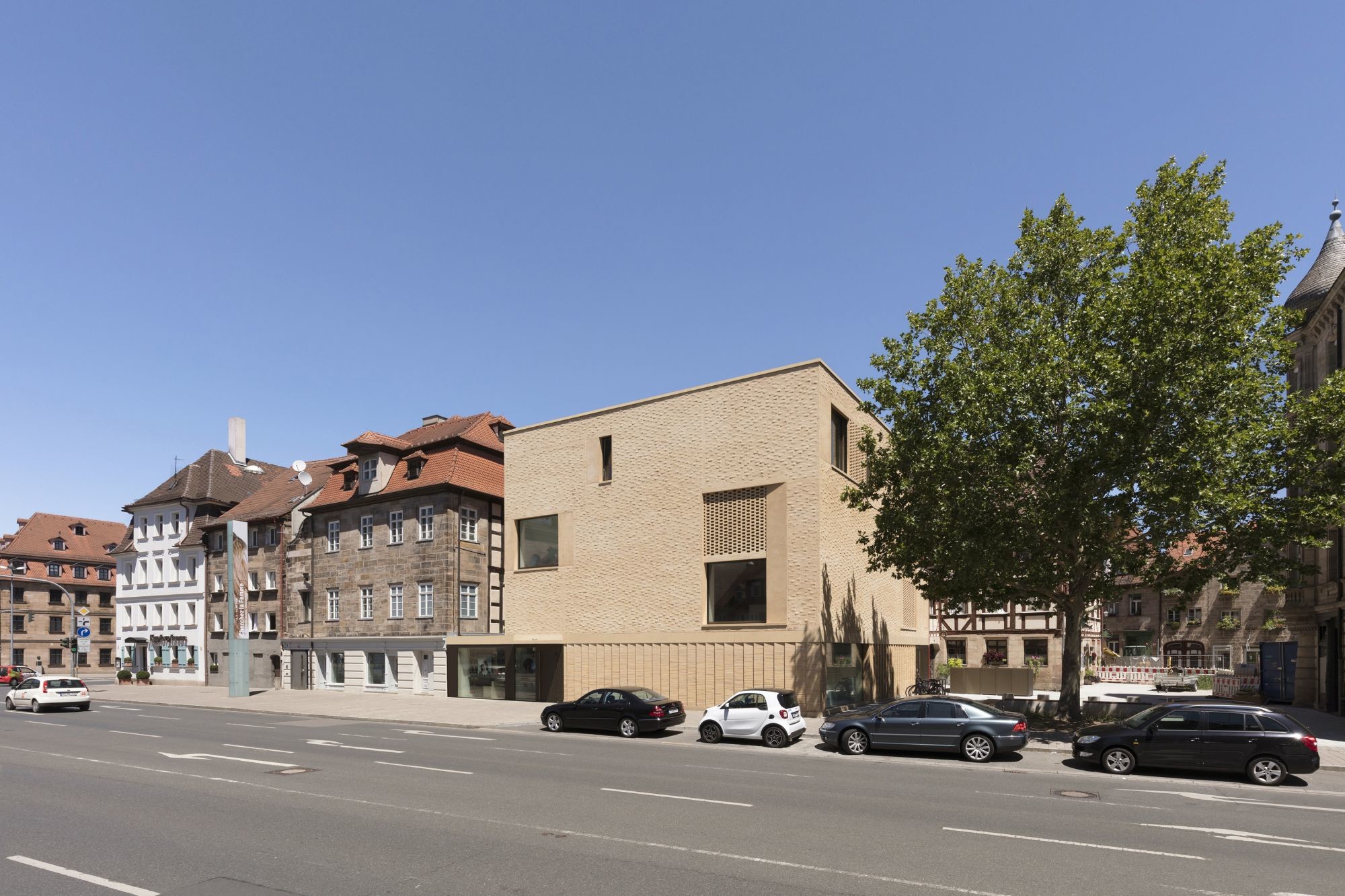 Der Erweiterungsbau besetzt eine Lücke zwischen dem denkmalgeschützten Museums-Altbau (links) und dem Jean-Mandel-Platz (rechts). 