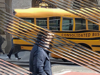Das Glas eine eigene, interessante Formensprache entwickeln kann, beweist diese Fassade an New Yorks 5th Avenue.