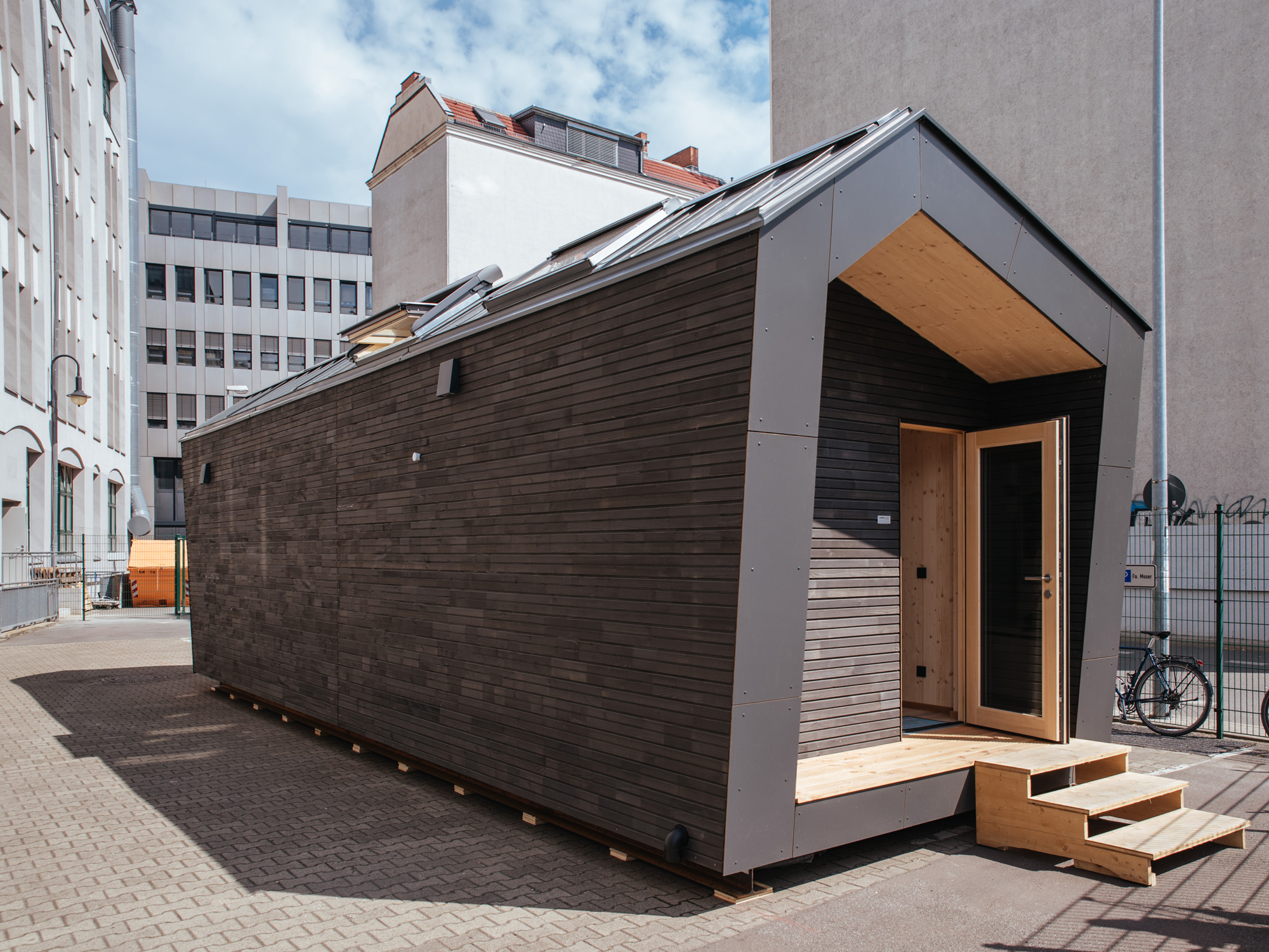 Das Minimalhaus Cabin One ist zehn Meter lang und 3,50 Meter breit; die Höhe des asymmetrischen Satteldachs beträgt 3,70 Meter.