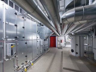 Die zentrale Lüftungsanlage inklusive Klimakälte sorgt für eine angenehme Atmosphäre in den Büros.