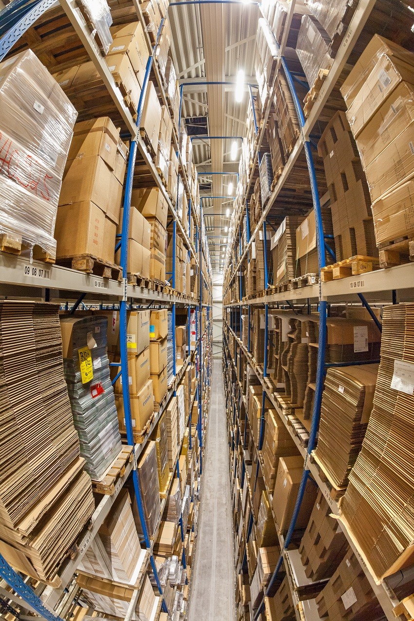 Auch im Hochregallager wurde die Beleuchtung auf sparsame LED-Technik umgestellt.