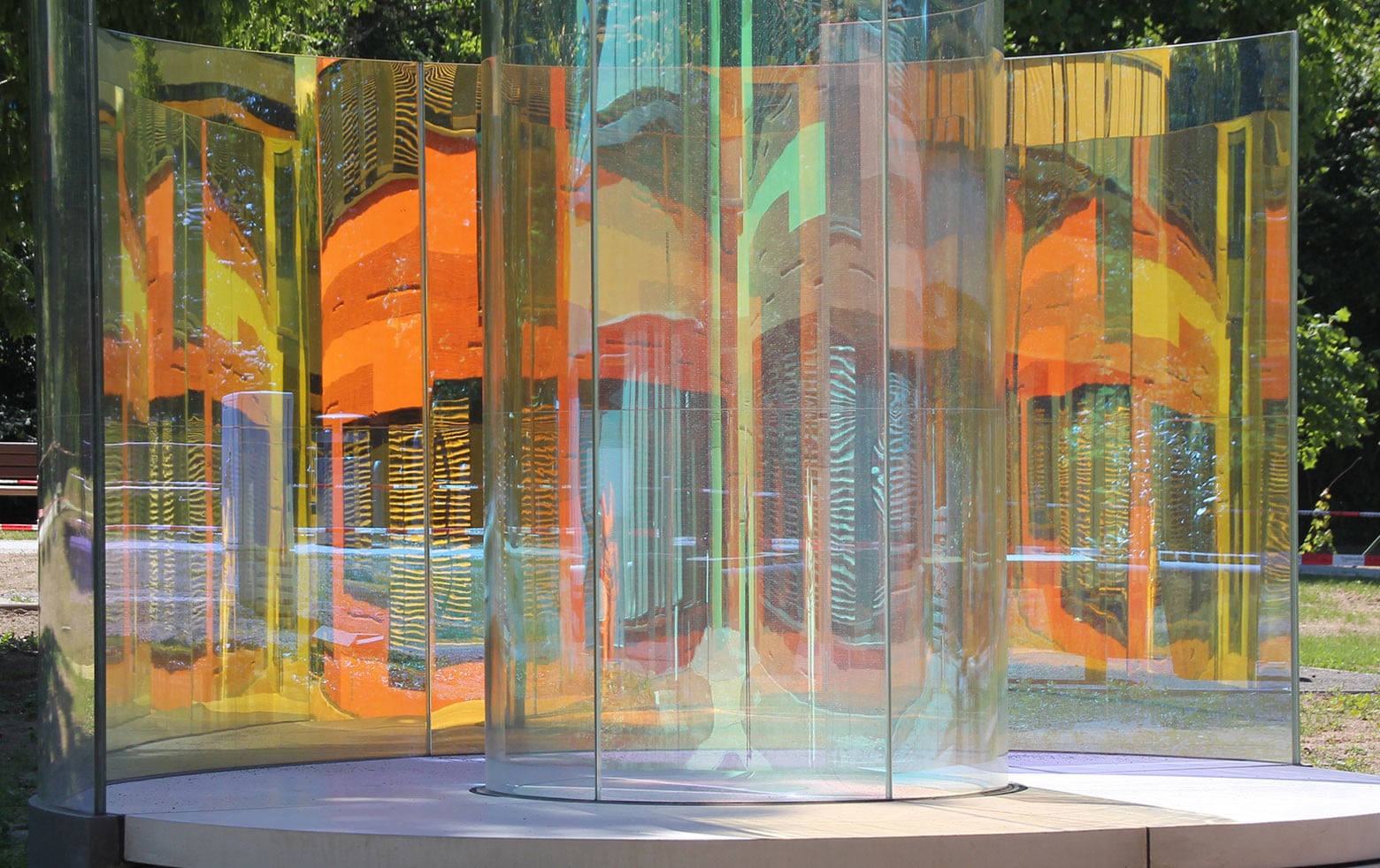 Gebogenes dichroitisches Glas am Beispiel der Skulptur „Color Fields” der Künstlerin Inga Danysz an der Kinderklinik des Universitätsklinikums in Frankfurt am Main.
