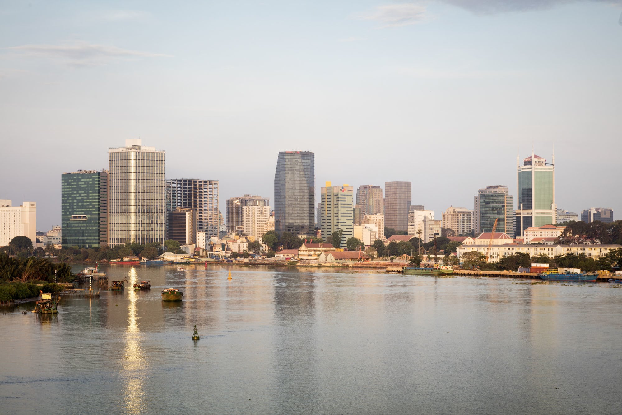 Blick auf die Skyline von Ho-Chi-Minh-Stadt am Saigon-Fluss.