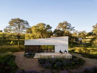 Hier wollen die beiden Brüder zur Ruhe kommen: Das Ferienhaus liegt fernab der Zivilisation, eingebettet in eine weite Hügellandschaft. 