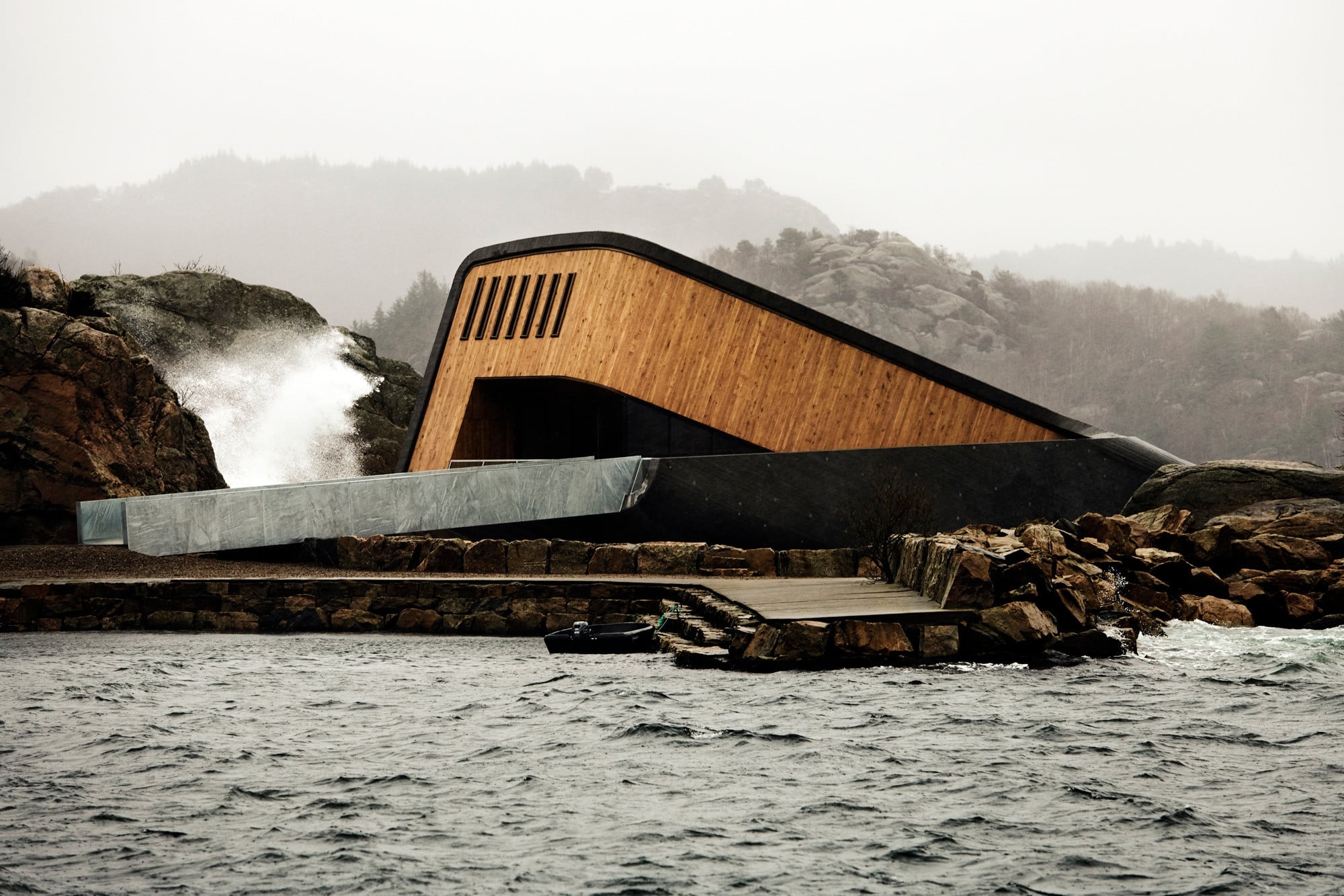 Auf der Eingangsseite ist der Bau von Snøhetta mit Holz bekleidet.