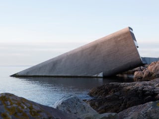 Halb versunken ankert das Restaurant Under in einer Bucht bei Lindesnes.