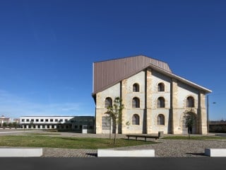 Ein ehemaliger Getreidespeicher in Bordeaux wurde umgebaut und erweitert. Nun beherbergt er das neue Stadtarchiv. Der Entwurf stammt vom Büro Robbrecht en Daem architecten.