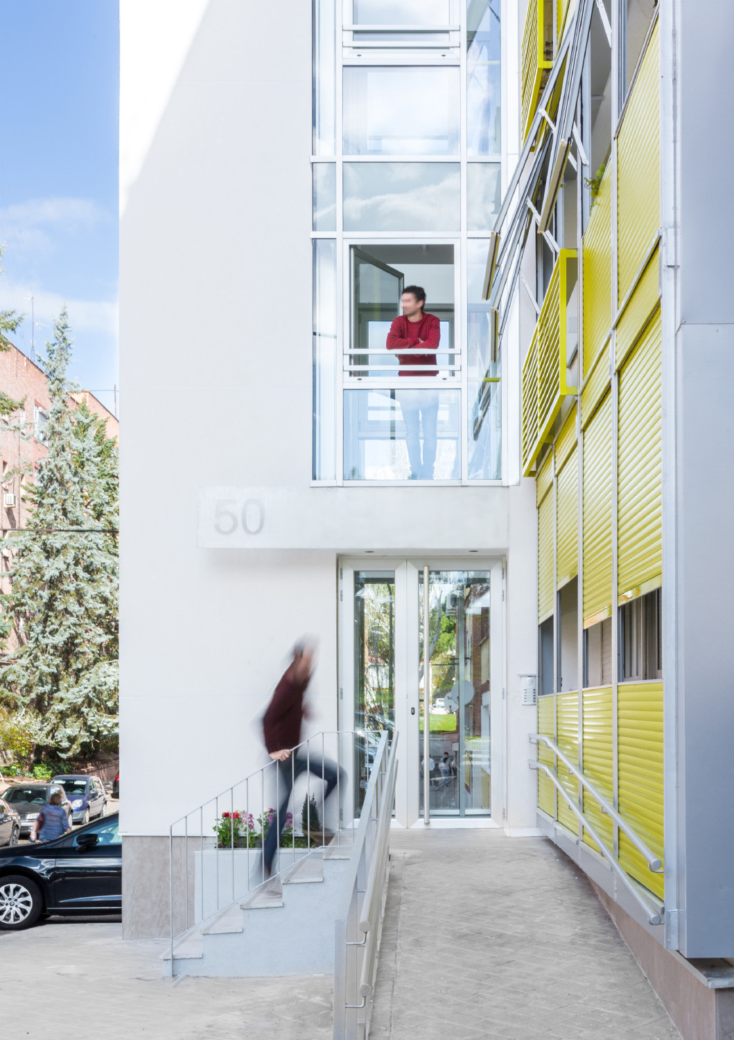 Über eine kleine Treppe und eine Rampe erreicht man das vergrößerte Treppenhaus mit neuem Fahrstuhl.