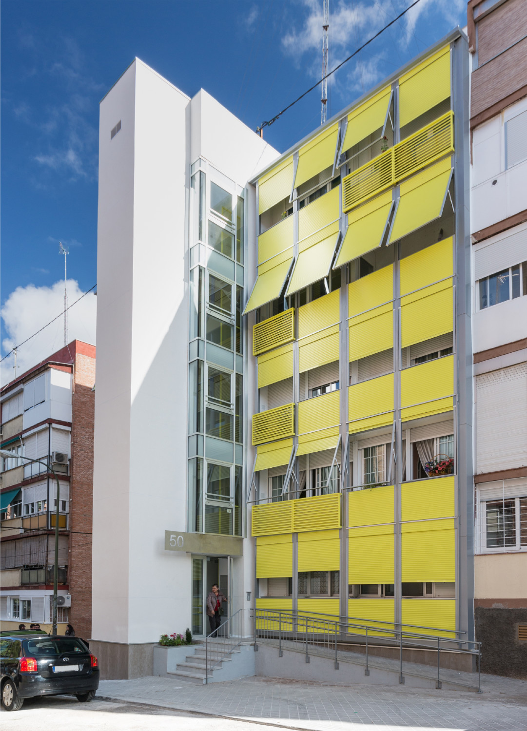Das ortsansässige Architekturbüro Estudio Bher hängte vor den Bau der 1960er-Jahre eine zusätzliche Fassade und sorgte für eine barrierefreie Erschließung.