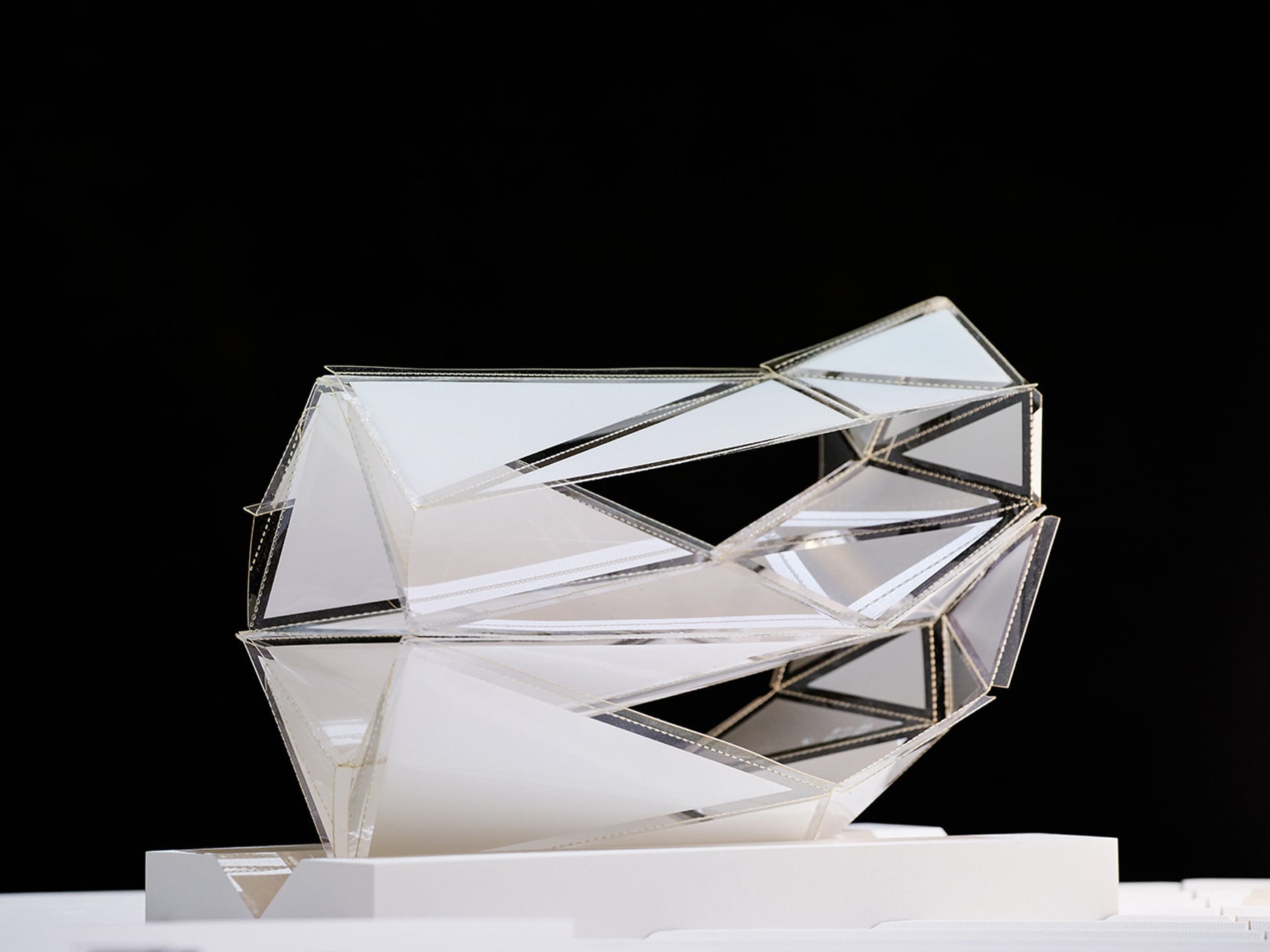 Der australische Designer Ben Berwick hat mit seinem Startup Prevalent eine Photovoltaik-Jalousie entwickelt, die vor Sonne schützt, Licht lenkt und Strom erzeugt.