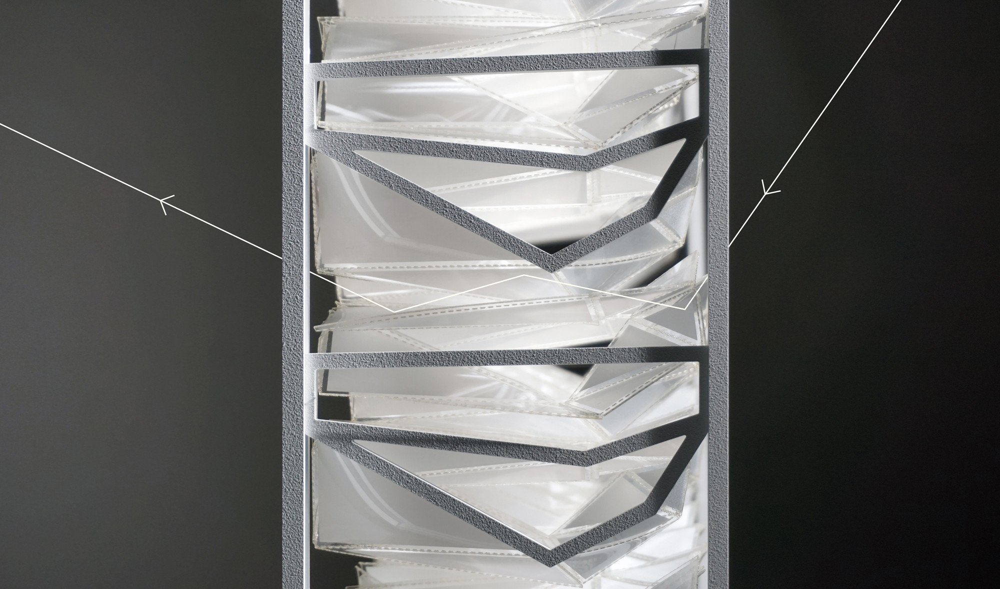 Zwischen den Flächen der Photovoltaik-Jalousie wird das Sonnenlicht mehrfach reflektiert, bevor es in den Innenraum gelangt.