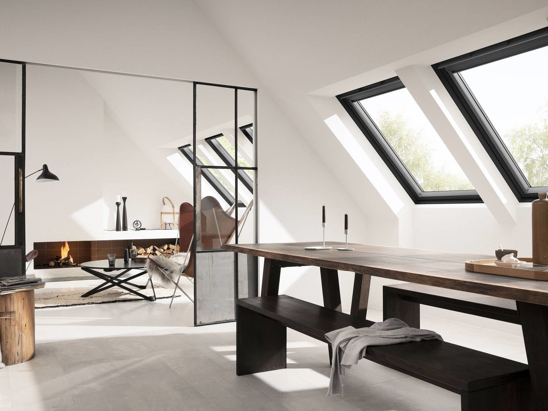 Der Hersteller Velux hat sein Sortiment um eine unifarbene Ausführung des Dachfensters GGU in Schwarz erweitert.