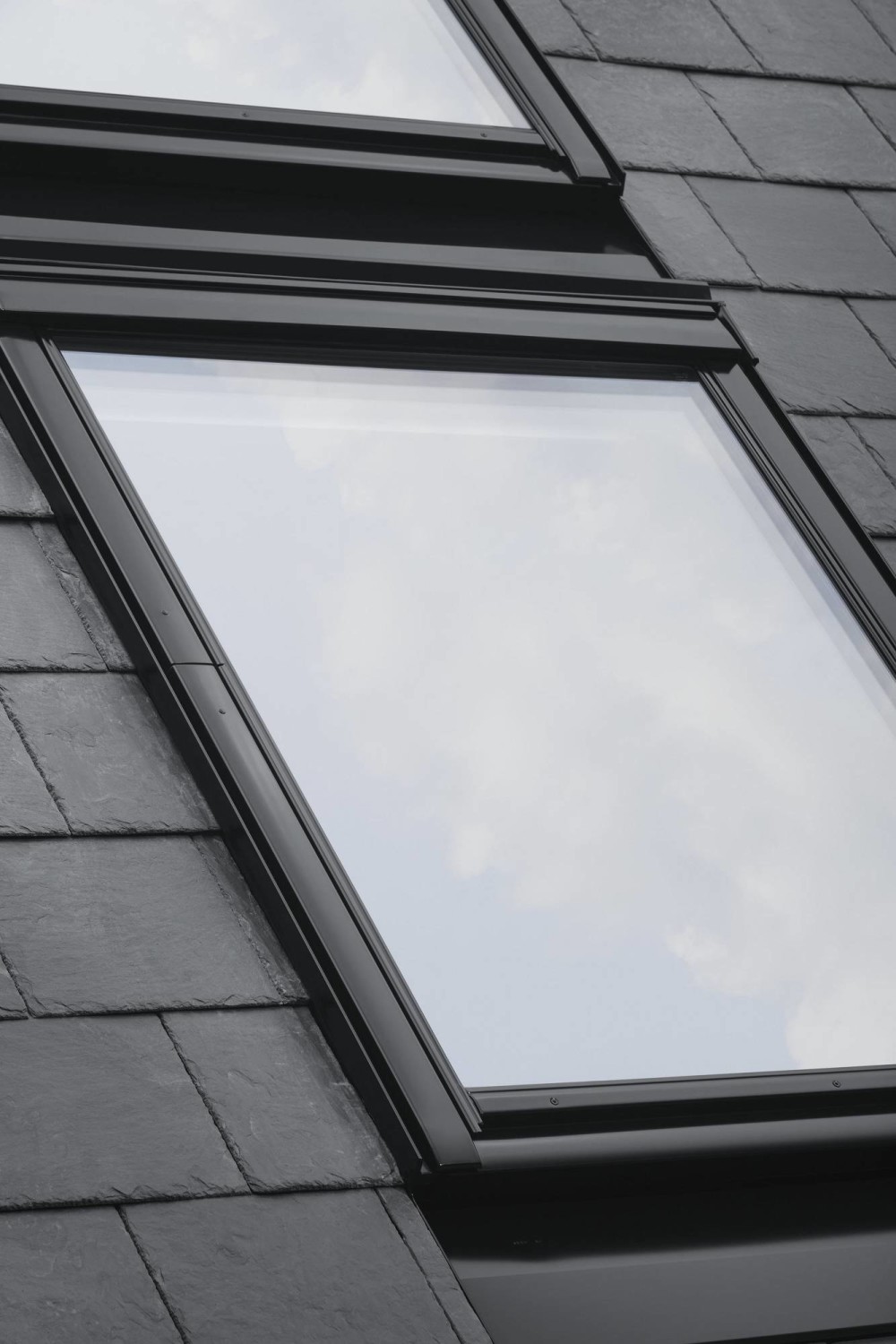 Außen harmoniert das Dachfenster mit dunklen Dachflächen.